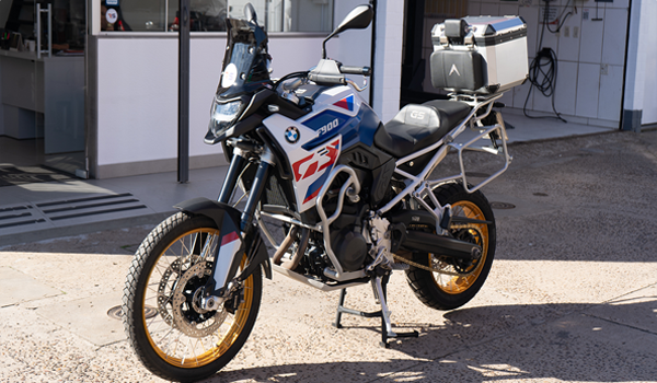 Moto BMW F 850 GS em exibição